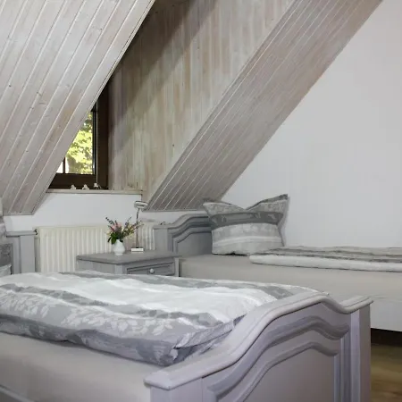 Zu Den Grauen Ziegenboecken